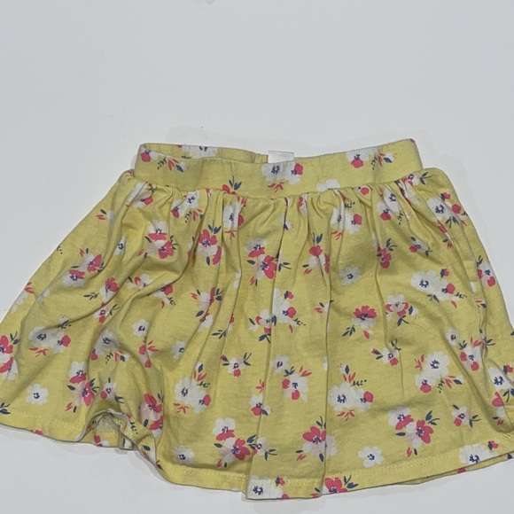 GIRLS SIZE 5. Bundle 3 pairs of shorts 1 short sleeve top - Picture 2 of 9